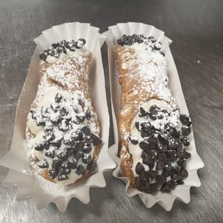 2 Cannoli